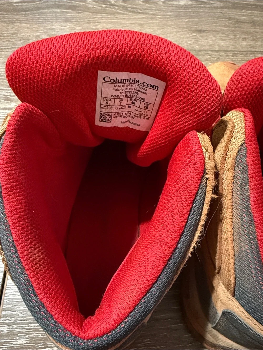 Columbia women’s Tan Suede Hiking Boots with Red Laces